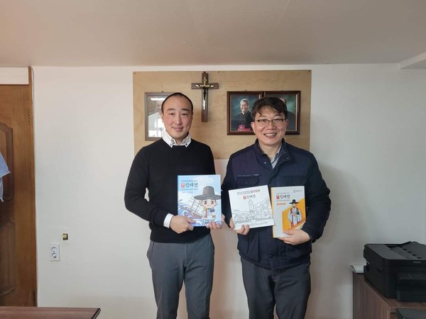 지역의 콘텐츠기업 '㈜팔미리'는 지난 5일 김대건 신부 탄생 기념책(2,000만 원 상당)을 서산 카리타스 농수산물 지원센터에 전달했다.