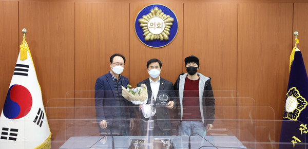 안원기 시의원이 중흥S-클래스 입주예정자협의회로부터 감사패를 받고 있다.