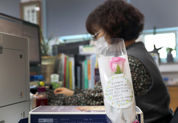 이연희 서산시의회 의장은 113주년 여성의 날을 기념해 격려의 메시지를 담은 자필편지를 곁들인 장미꽃과 빵을 의회사무국 여성 직원들에게 전달했다.