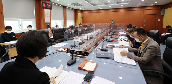 서산시의회(의장 이연희)는 2일 의회 간담회장에서 의원 정책간담회를 개최했다.