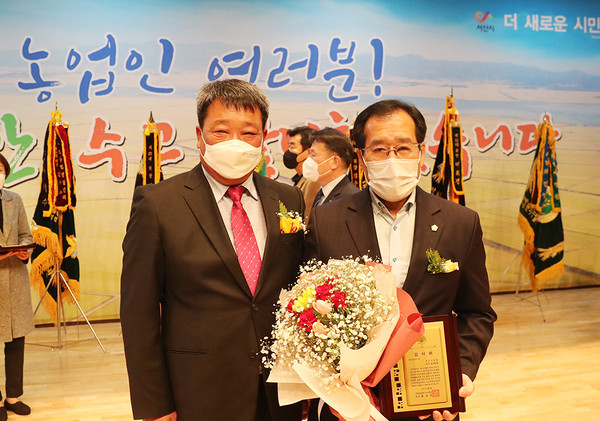 2일 서산시의회 임재관 의원(사진 우측)이 한국농업경영인서산시연합회 제21대 홍성규 회장(사진 좌측)에게 감사패를 받고 있다.