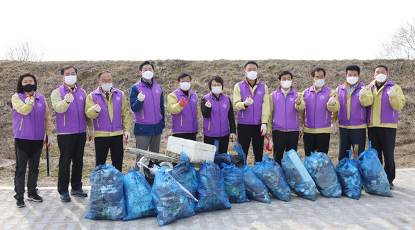9일 서산시의회(의장 이연희) 의원 전원과 사무국 직원 등 30여명은 서산파크골프장과 청지천 일원에서 환경정화 활동을 펼쳐 생활쓰레기 1.5톤 가량을 수거했다.