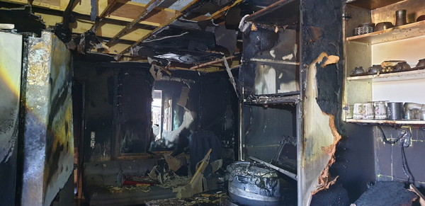 24일 성연면 한 단독주택에서 발생한 화재 내부 모습