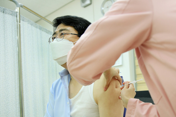 맹정호 서산시장이 2일 서산시보건소 예방접종실에서 아스트라제네카 백신을 접종하고 있다.