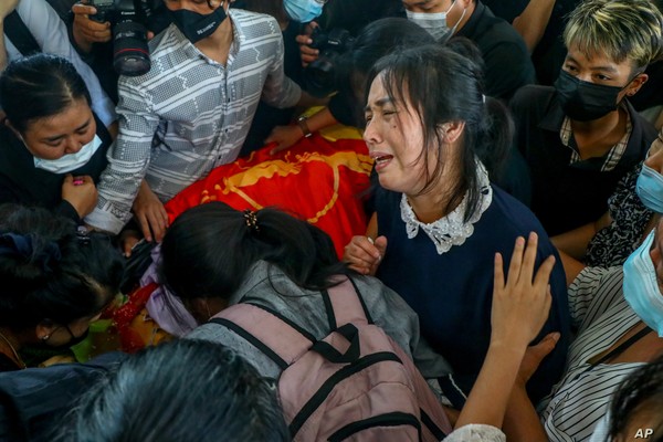 시신 앞에서 오열하는 미얀마 국민들