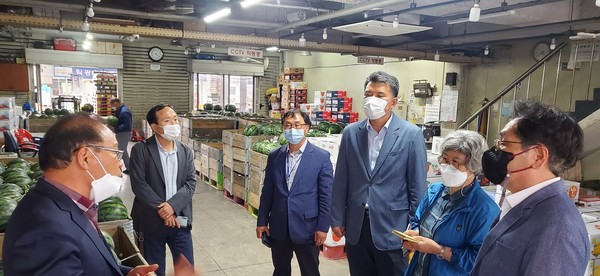 농수해위 소속 의원들은 17일 서울 강서·가락동 농수산물 도매시장을 찾아 현행 경매제도 실태를 점검하고 해결방안을 모색했다.