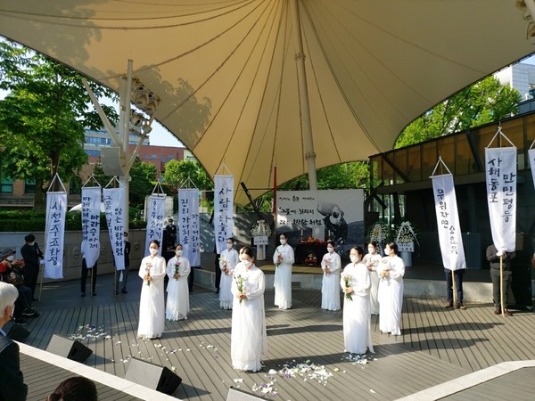 2021년 5월 13일 오전 8시, 대학로 마로니에공원에서 거행된 노제: 이애주한국전통춤회의 ‘진혼무 꽃살풀이춤’