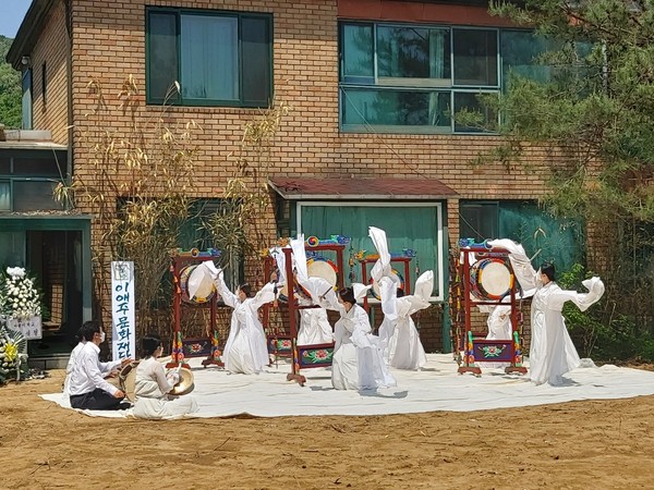 2021년 5월 13일 오전 11시, 경기도 과천 승무전수관에서 거행된 노제, 이애주한국전통춤회의 ‘진혼무 터울림’