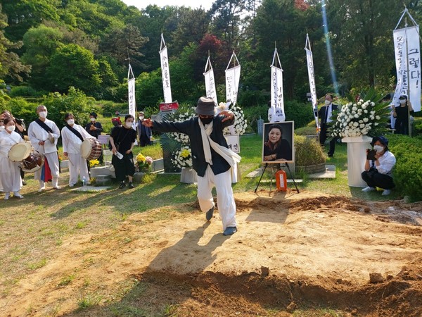 2021년 5월 13일 오후 3시, 경기도 마석 모란공원묘지에서 거행된 하관식에서 채희완 부산대 명예교수의 ‘진혼무’