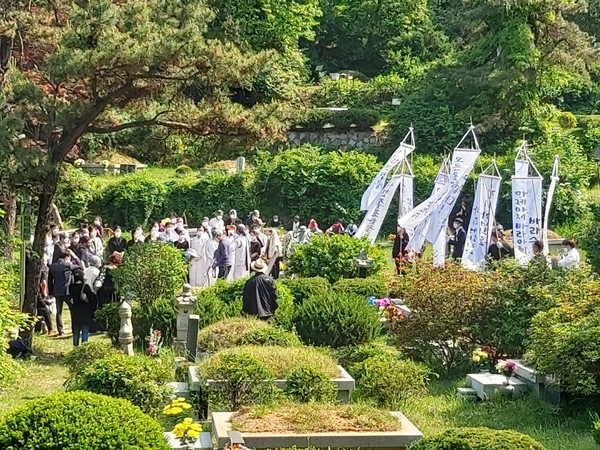 2021년 5월 13일 오후 3시, 경기도 마석 모란공원묘지에서 거행된 하관식