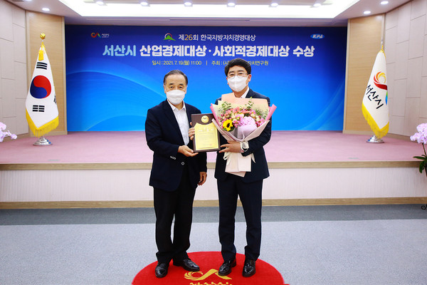 맹정호 서산시장이 19일 시청 대회의실에서 제26회 한국지방자치경영대상 산업경제대상을 수상하는 모습