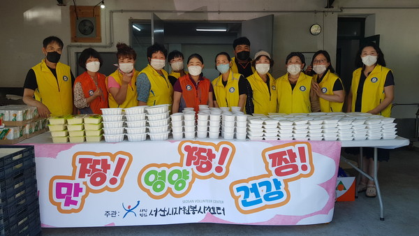 (사)서산시자원봉사센터에서는 봉사자들이 모여 여름 특별 보양식인 추어탕을 만들어 독거어르신들게 전달하였다.