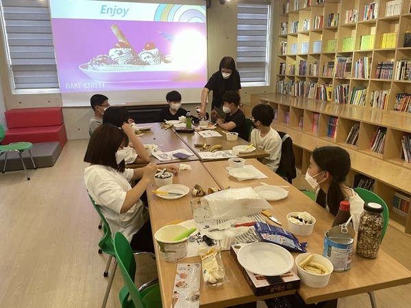 “신나는 English 캠프”에 참가한 학생들이 팥빙수를 만들고 있는 모습.