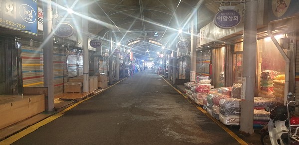 서산 동부시장에 밤이 내리고 있다.