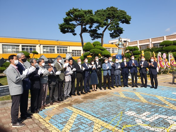 운산초등학교 상징조형물 제막식을 축하하기 위해 모인 내외빈 모습