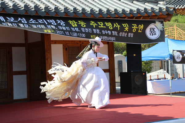 합동 추모제에서 김덕숙 명인이 ‘지전춤’을 선 보이고 있다.