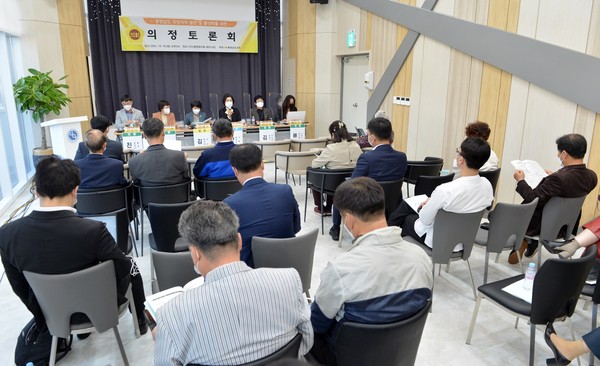 충남도의회는 19일 천안 신부동 소재 다나힐병원 세미나실에서 ‘충청남도 주민자치 발전 및 활성화’를 주제로 의정토론회를 개최했다.