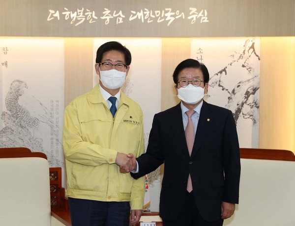 양승조 충남도지사가 28일 충남을 방문한 박병석 국회의장에게 충남 서산공항 건설 등 3대 핵심 현안에 대한 적극적인 지원을 요청했다.