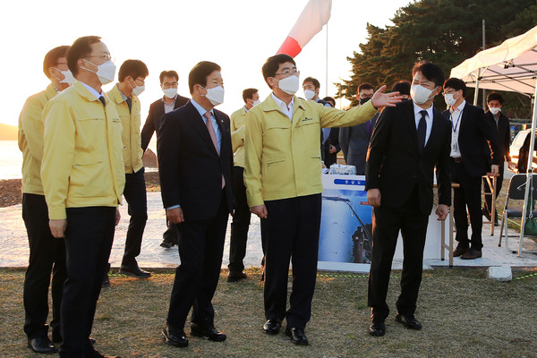 맹정호 서산시장이 28일 가로림만에서 박병석 국회의장에게 가로림만의 우수성을 브리핑하는 모습