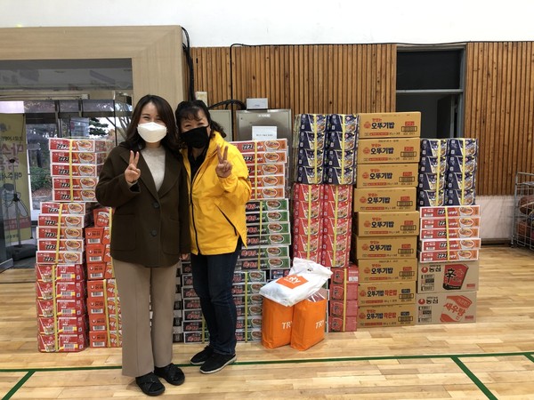 12일 대산읍 KCC협력업체에 근무하는 설미경 씨가 팔봉중학교에 사랑의 물품을 기탁했다.