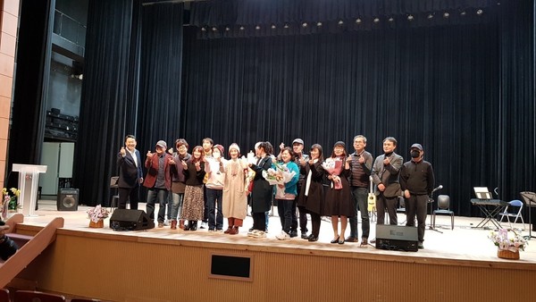 하울림 통기타 앙상블의 ‘2021 서산시민과 함께하는 힐링콘서트’ 참가자들 모습