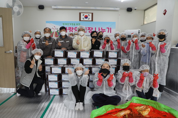 서산시장애인가족지원센터에서는 지난 24일 한화토탈(주)에서 지원받은 사업비로 사랑의 김장 나누기 행사를 열었다.