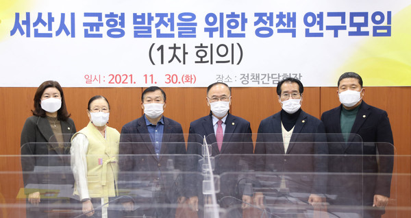 왼쪽부터 이경화, 유부곤, 김맹호, 조동식, 임재관, 최일용 시의원