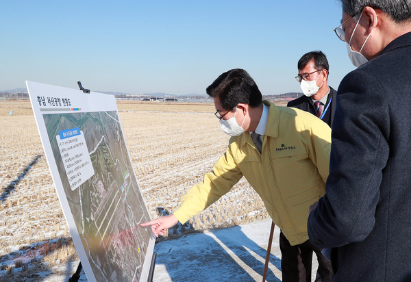 18일 양승조 충남지사가 서산공항 예정지를 둘러보고 있다.