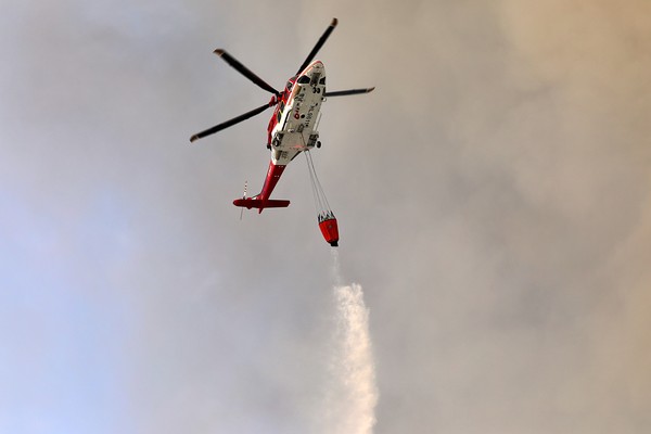 소방헬기 2대가 투입 화재진압에 나섰다.