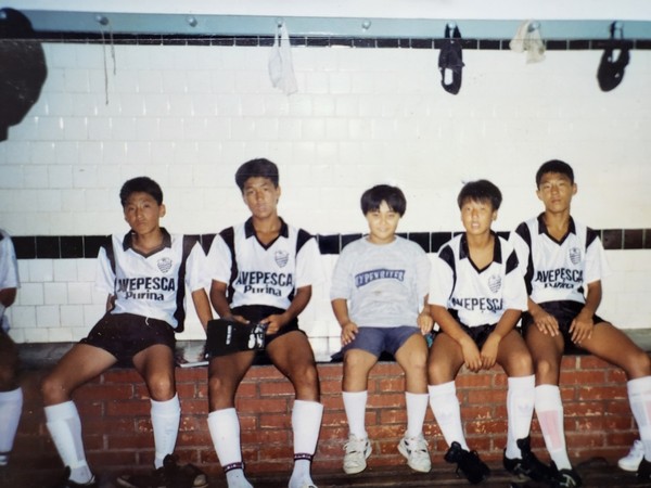 브라질 유학당시 친구들과 함께 라커룸에서(왼쪽 두번째가 김남하 선수)