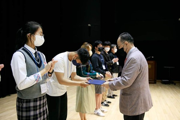 재)서산인재육성재단은 4월 30일 서산문화원에서 ‘2022년도 장학생 장학증서 수여식’을 가졌다.