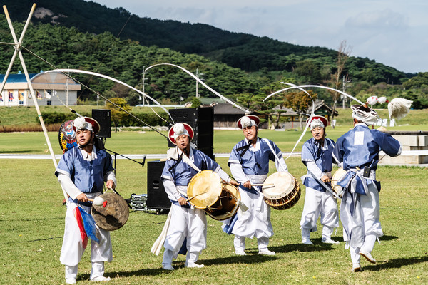 농악단이 해미읍성에서 전통공연을 진행하고 있다.