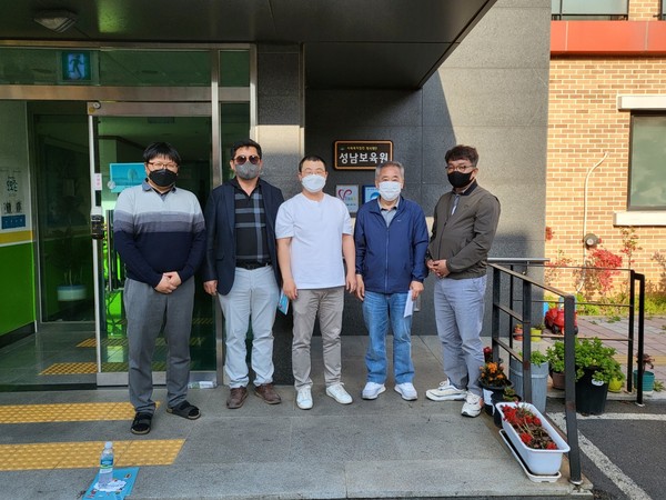 서산 충경모 회원들이 석남보육원에 장학금을 전달한 후 단체사진