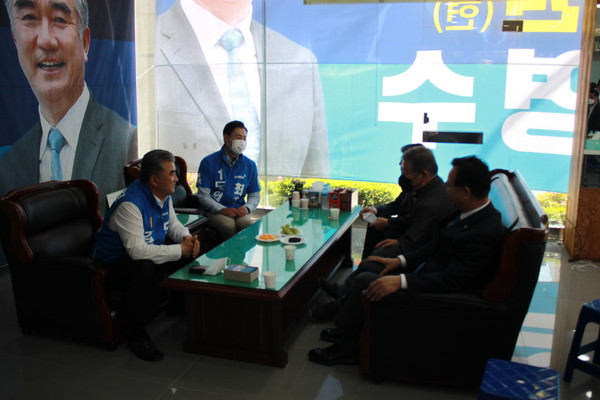 유권자들과 담소를 나누는 김영수 예비후보