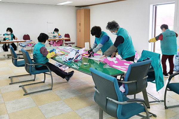 자원봉사자들이 4월 성연면행정복지센터 회의실에서 폐현수막을 마대와 토시로 탈바꿈하는 모습