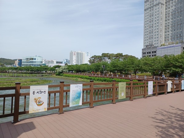 사)한국문인협회 서산지부에서는 지난 14일부터 오는 19일까지 서산 중앙호수공원에서 ‘2022년 서산시민과 함께하는 봄 시화전’을 개최한다.