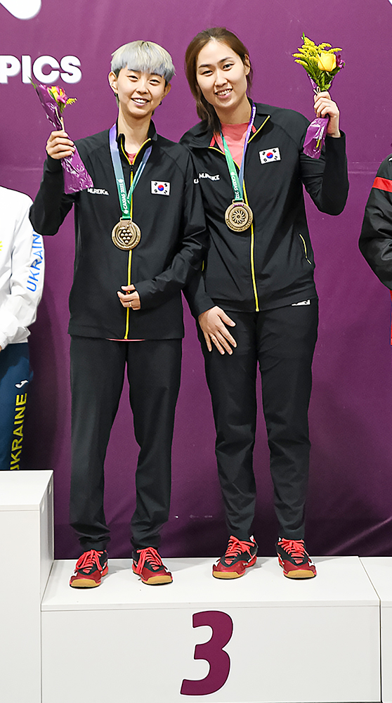 이지연 선수(우측)가 데플림픽에서 여자복식 동메달 획득 기념촬영하는 모습