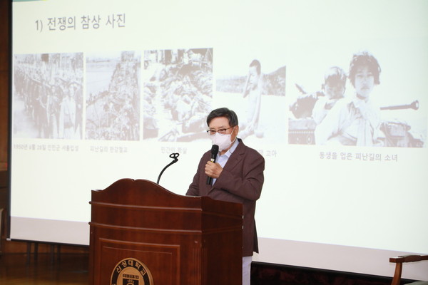 재학생 대상 특강을 실시하는 김병묵 총장