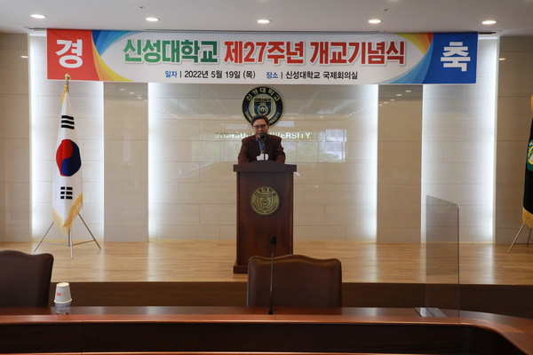 2개교기념 축사를 하는 김병묵 총장