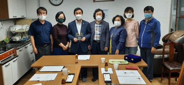 서산시의회 안원기 의원이 20일 부춘동 동신아파트입주자대표회의로부터 감사패를 받았다.