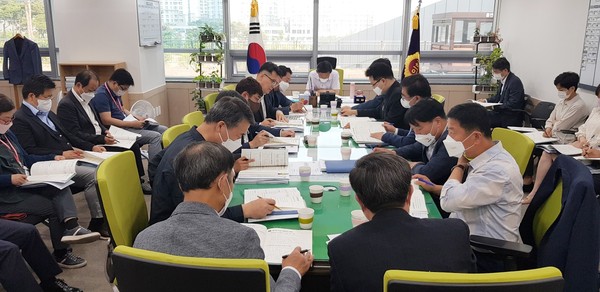 충남도의회는 23일 도의회 사무처장실에서 종합계획 보고회를 개최했다.