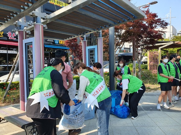대산중학교가 지난 18일 환경동아리(하품)와 학부모회가 함께 ‘플로깅’ 활동을 실시했다.
