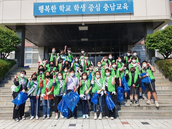 대산중학교가 지난 18일 환경동아리(하품)와 학부모회가 함께 ‘플로깅’ 활동을 실시했다.