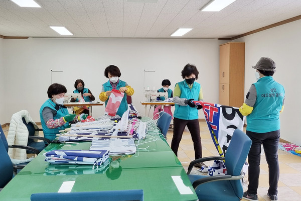 3.자원봉사자들이 3월 성연면행정복지센터 회의실에서 폐현수막을 마대와 토시로 탈바꿈하는 모습