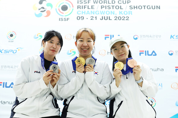 2022 ISSF 창원 월드컵사격대회에서 획득한 메달을 들고 기념사진을 찍는 모습(왼쪽부터 박해미, 이은서, 유현영 선수)