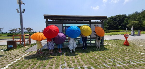 입구에 비치되어있는 형형색색의 양산 겸 우산