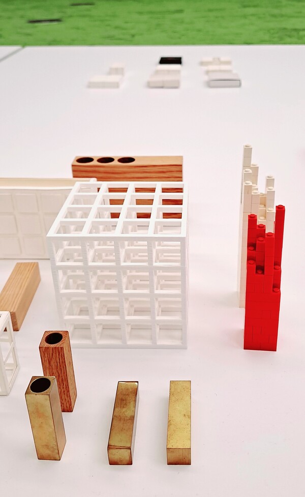 DDP 전시. 조립식 장난감 블록은 건축 이론을 투영한다. 유닛 모듈 조립 확장 축소 이동 변형 그리고 그 이상의 공간 의미를 내포한다. 아이들의 놀이감에 삼라만상을 담을 수 있다. 