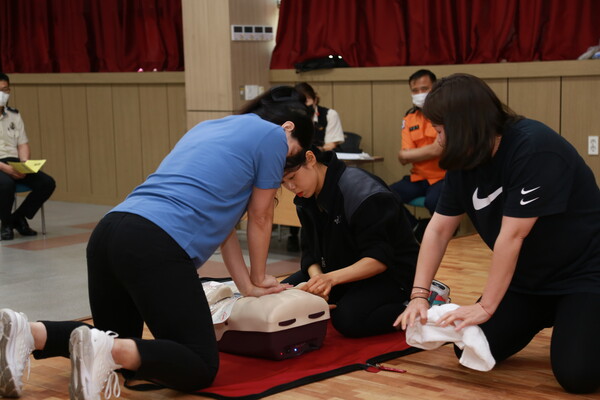 CPR교육용 마네킹을 이용한 교육 진행 모습