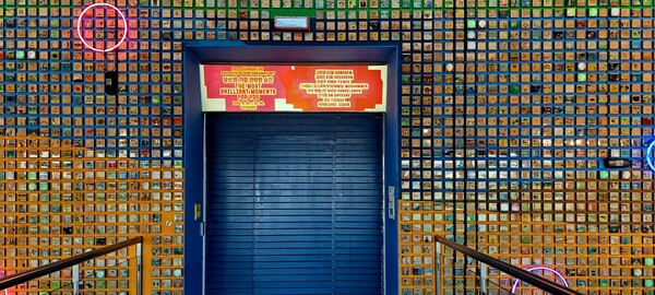 경기도 안산 미술관 전시장의 출입 동선 벽면에 설치된 어린이 벽화 ‘5만의 창, 미래의 벽’. 2008년 꿈의 이야기를 남겼던 아이는 어떤 어른으로 자랐을까.