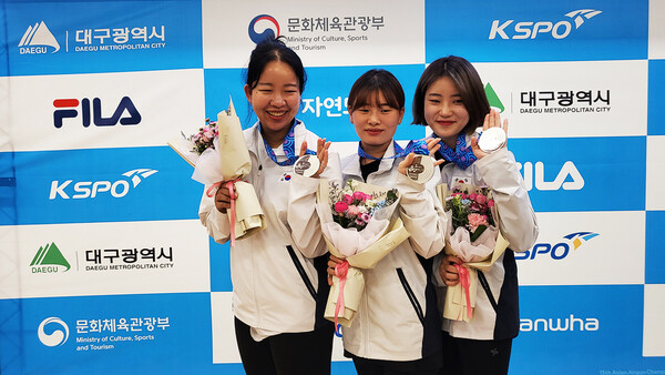 제15회 대구 아시아공기총선수권대회에서 획득한 메달을 들고 기념사진을 찍는 모습(첫번째 사진 왼쪽부터 이은서, 금지현, 조은영)
